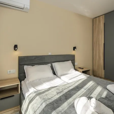Apartment 4 *